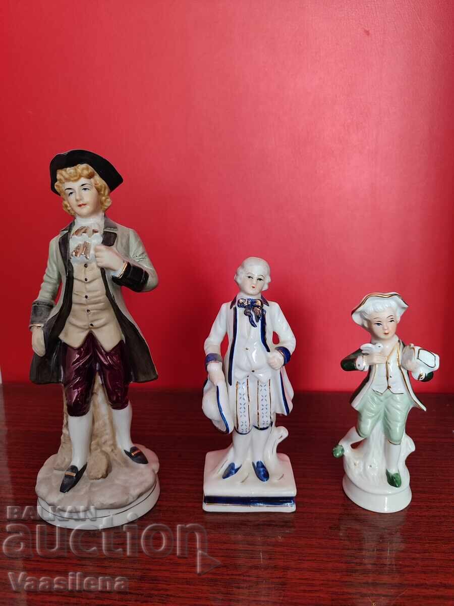 O mulțime de figurine din porțelan