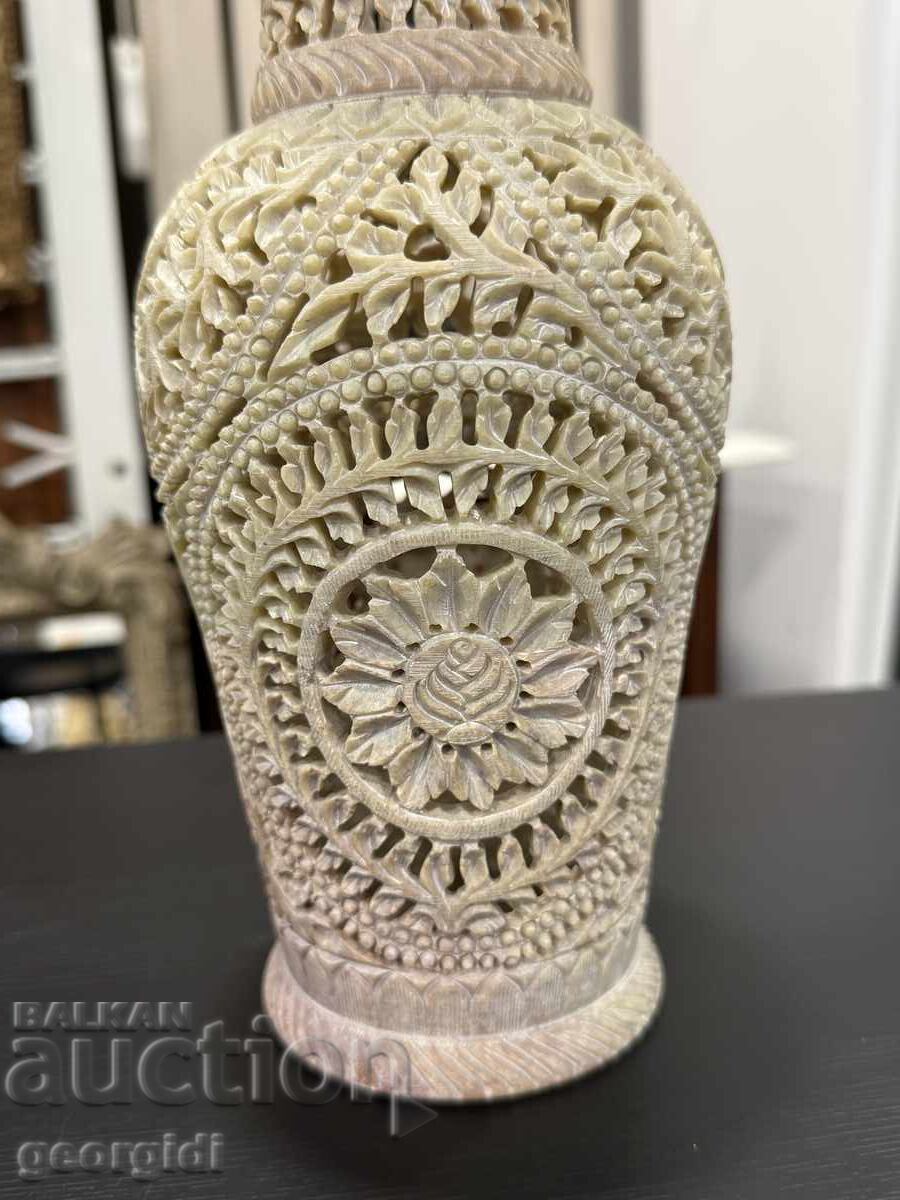 Vază indiană din filigran de piatră săpunată. Nr. 7994 cu preț € 135.00 | 264.04 BGN