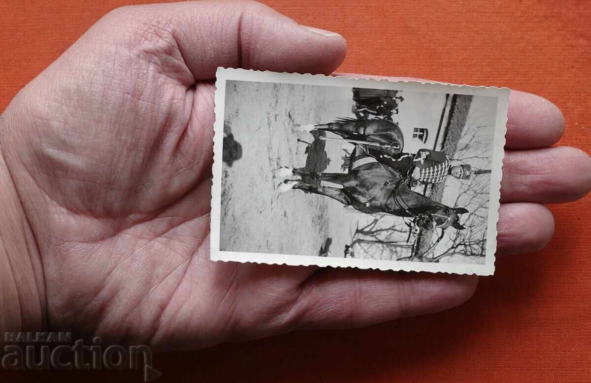 Nedyalko Krŭstanov ot Makedoniya na Kon cu preț € 2.00 | 3.91 BGN Nedyalko Krŭstanov ot Makedoniya na Kon cu preț € 2.00 | 3.91 BGN