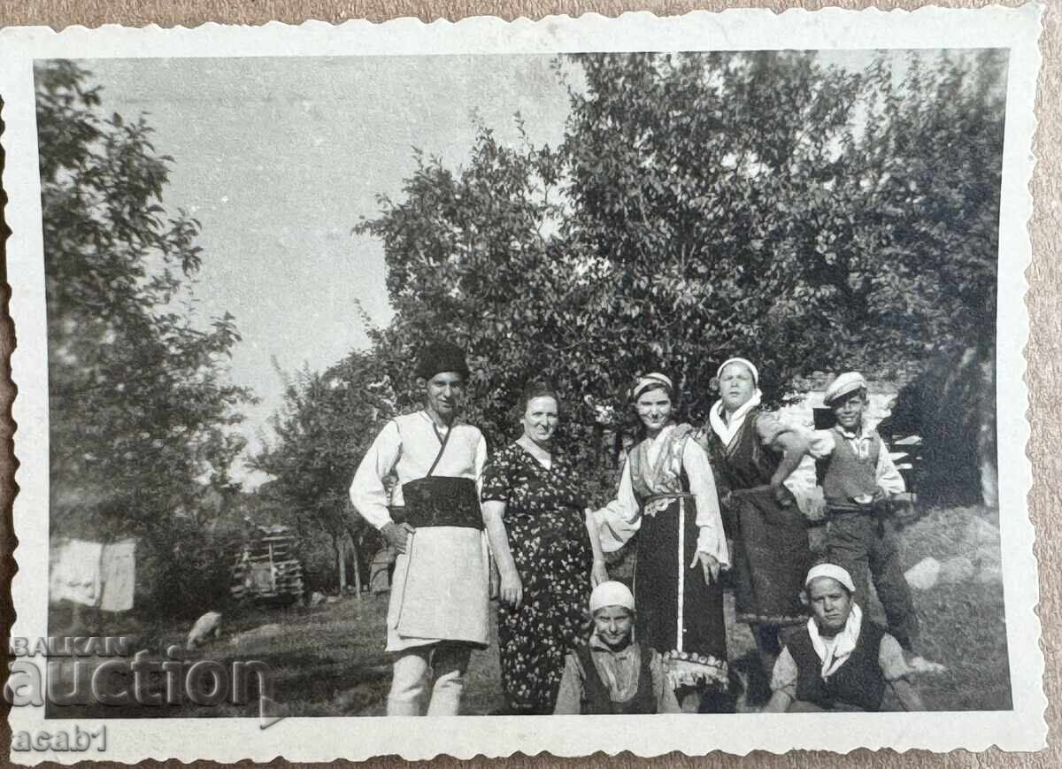 Familie cu costume tradiționale