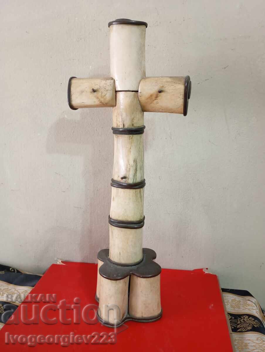 Cruciuliță veche, crucifix din os și alamă