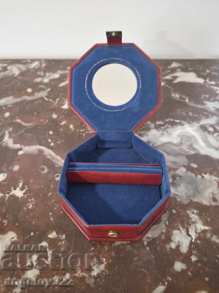 Frumoasa cutie de bijuterii!!! cu preț € 0.01 | 0.02 BGN