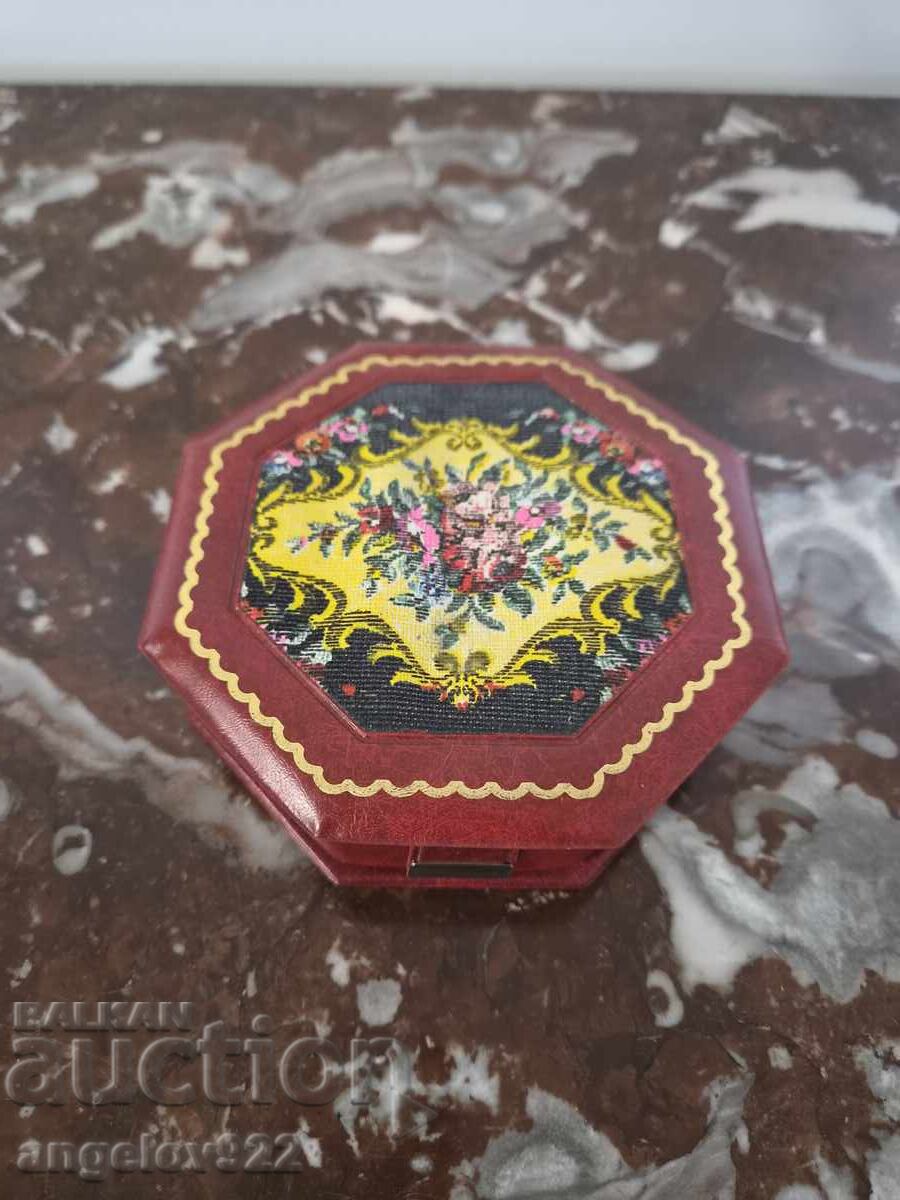 Licitație Frumoasa cutie de bijuterii!!!