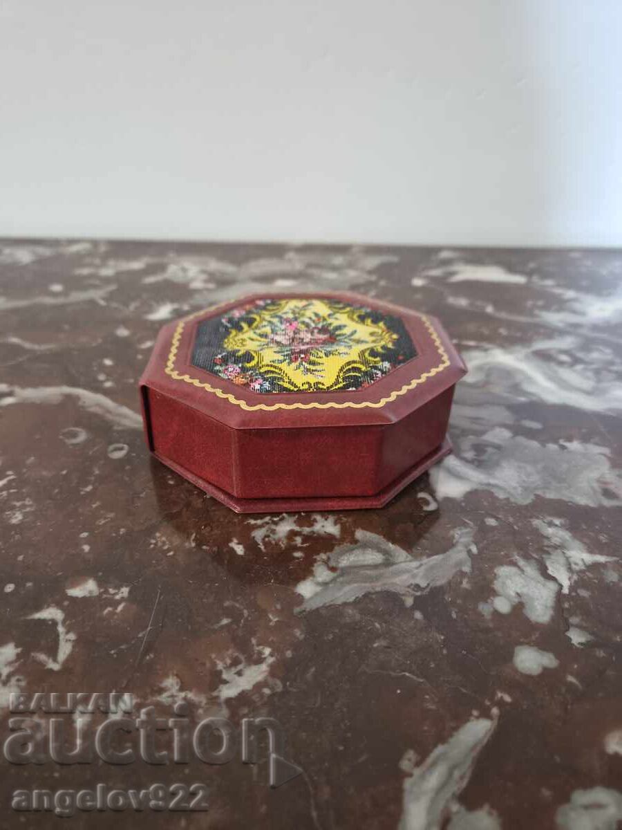 Livrarea Frumoasa cutie de bijuterii!!!