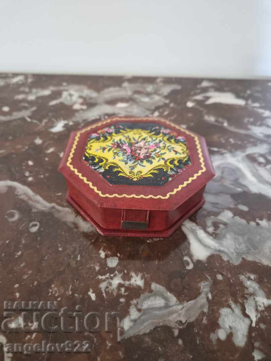 Frumoasa cutie de bijuterii!!!