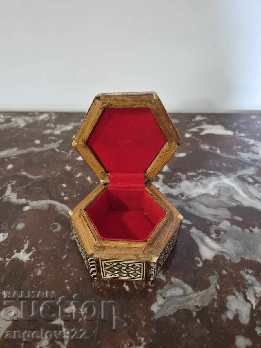 Βίντατζ ξύλινο κουτί κοσμημάτων με εντορσία!!! με τιμή € 0.01 | 0.02 BGN