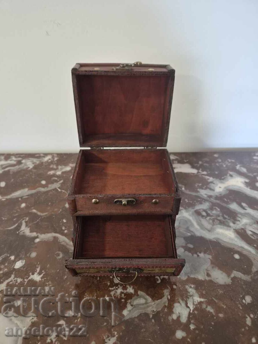 Cutie de bijuterii vintage din lemn!!! cu preț € 5.50 | 10.76 BGN