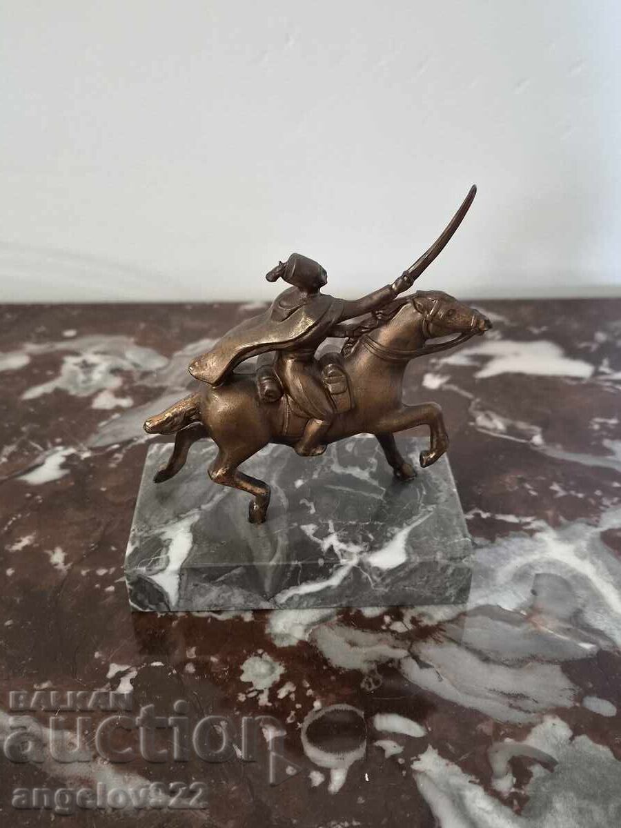 Μασίφ χάλκινο άγαλμα σε μαρμάρινη βάση!!! με τιμή € 13.00 | 25.43 BGN