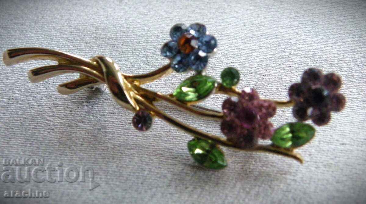 Auction  Gilded brooch