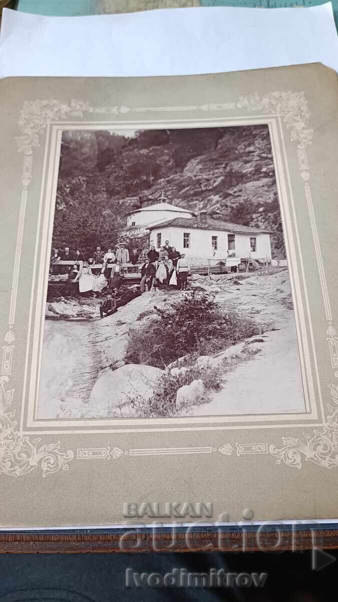 Φωτογραφία Άνδρες και γυναίκες σε ξύλινη γέφυρα στο βουνό Καρτόν