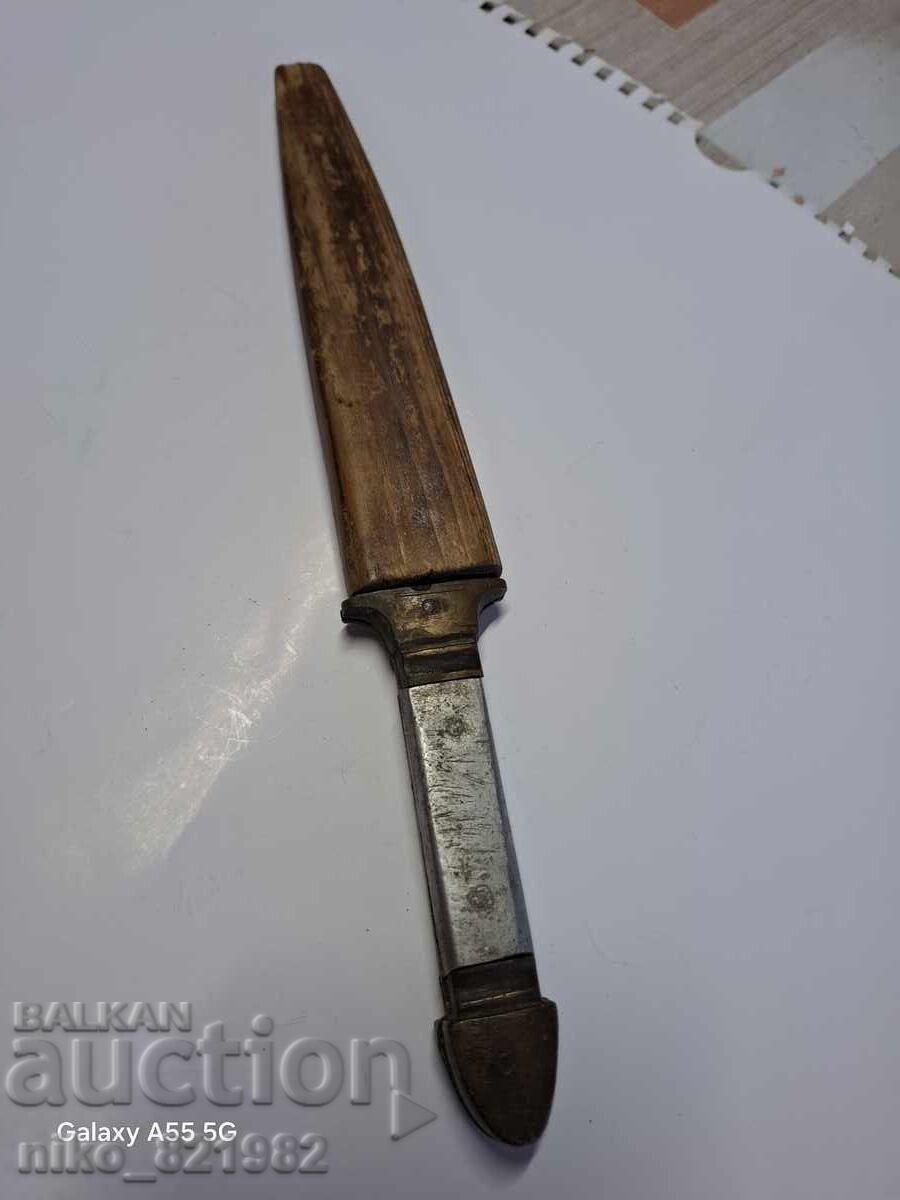 Un pumnal vechi cu preț € 90.00 | 176.02 BGN