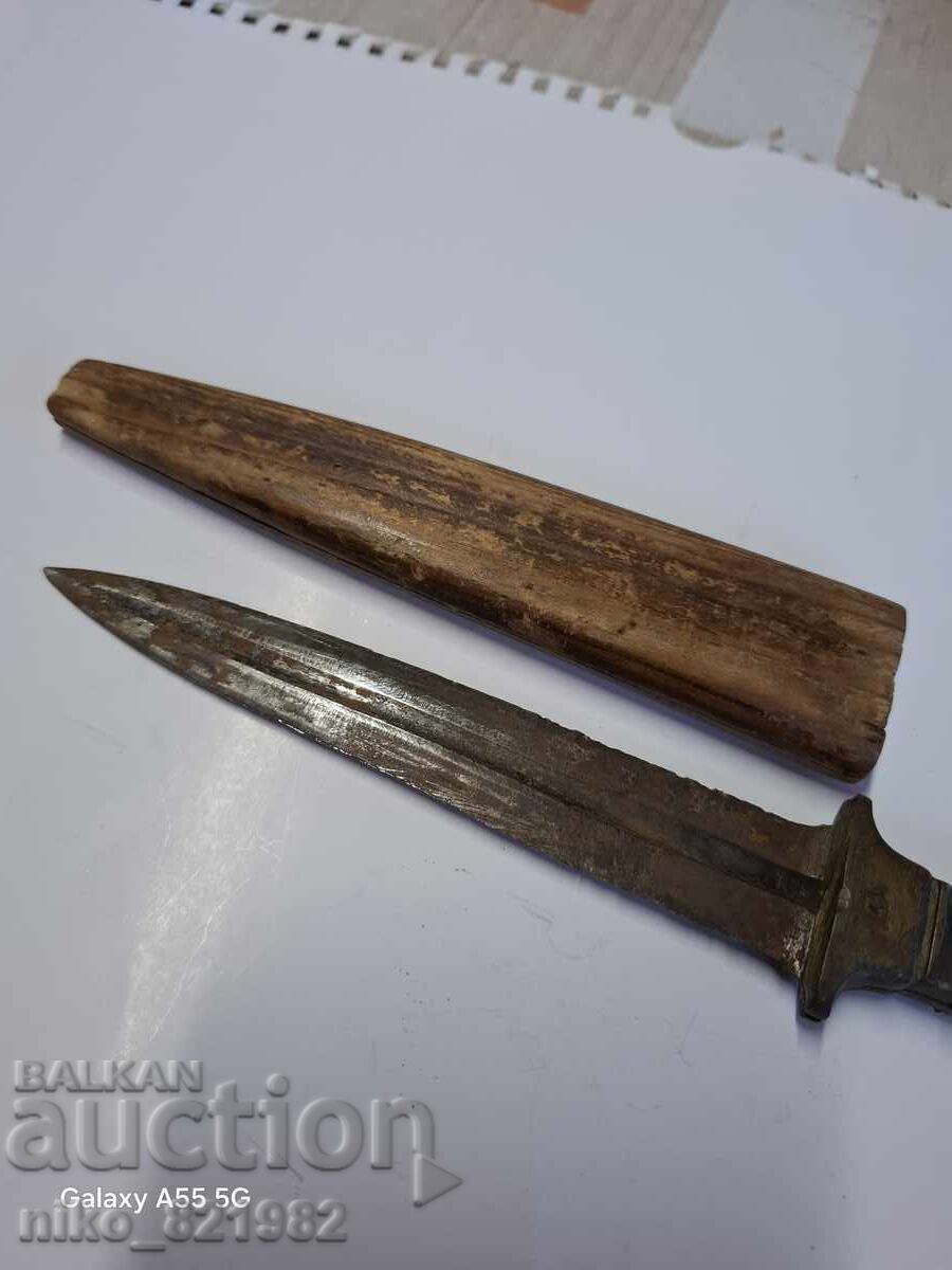 Licitație Un pumnal vechi