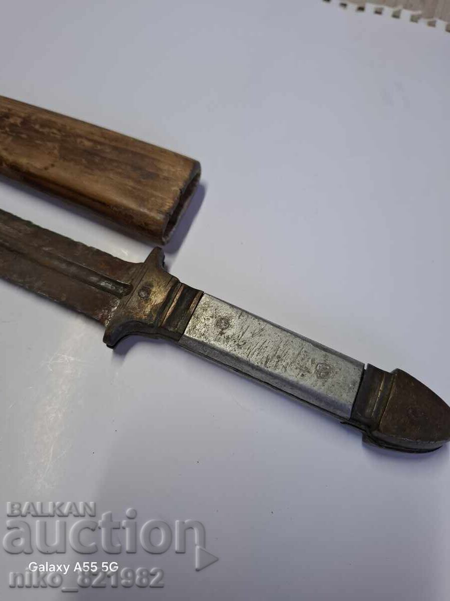 Livrarea Un pumnal vechi