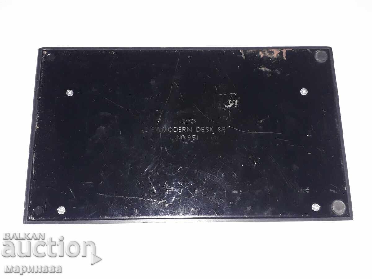 Livrarea ORGANIZATOR VECHI DE BIROU. METAL, BUCALIT Livrarea ORGANIZATOR VECHI DE BIROU. METAL, BUCALIT