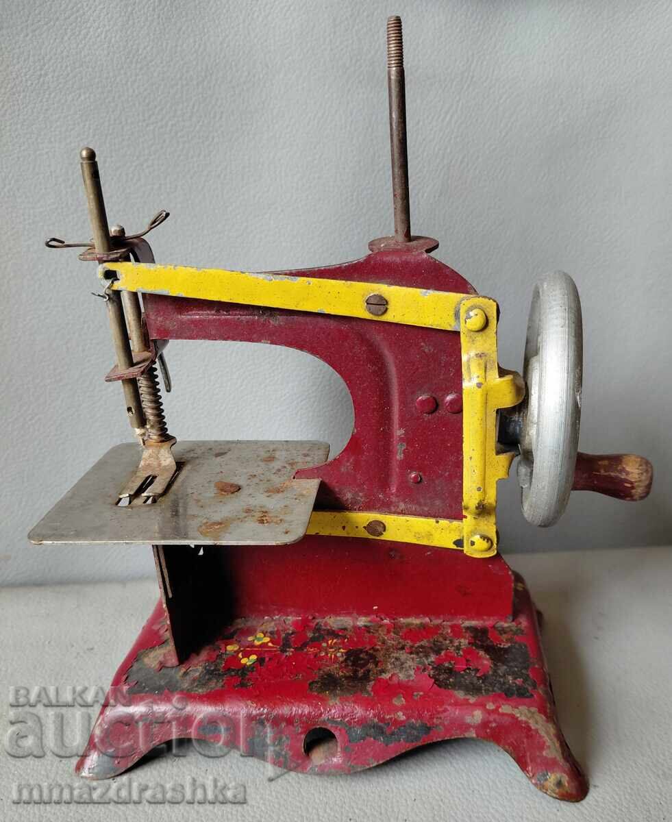 Детска шевна машина САЩ, 50-те години Детска шевна машина САЩ, 50-те години