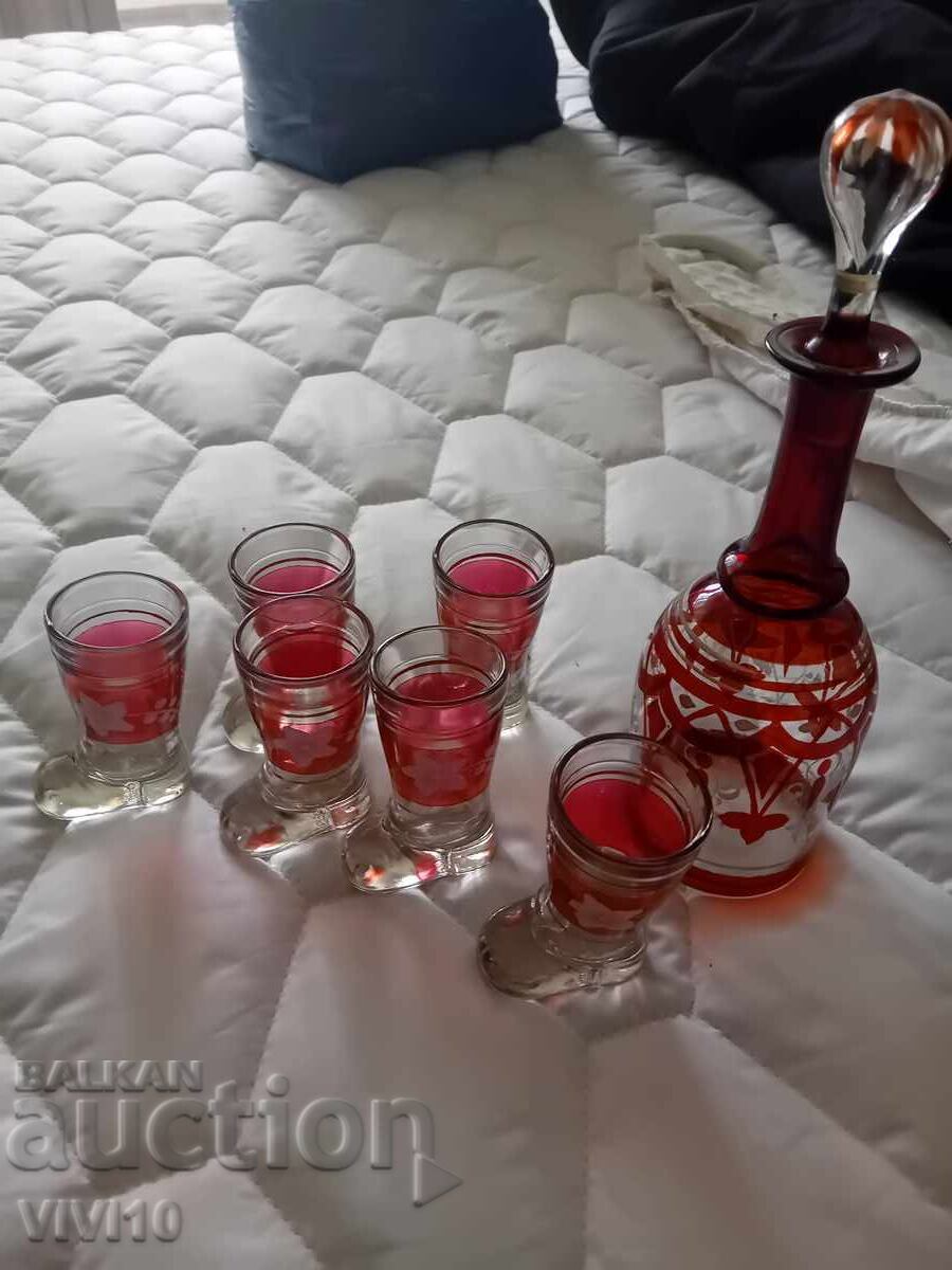 Serviciu vechi, sticlă și 6 pahare