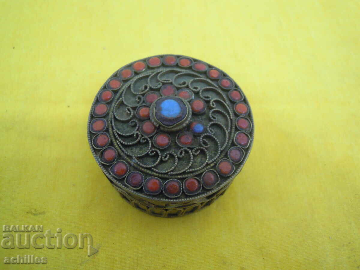 Kutiya za espreso s pozlatena filigranna ukrasa