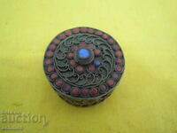 Kutiya za espreso s pozlatena filigranna ukrasa