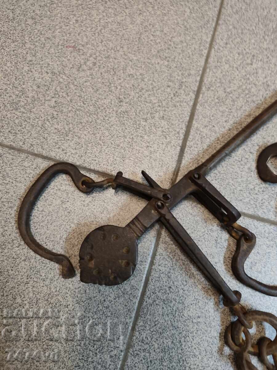 2 cântare vechi cu greutăți - 50 kg și 30 kg + 2 greutăți vechi - 6 2 cântare vechi cu greutăți - 50 kg și 30 kg + 2 greutăți vechi - 6