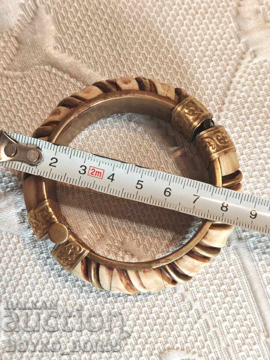 Аукцион Стара Бронзова Гривна с Кост и Орнаменти