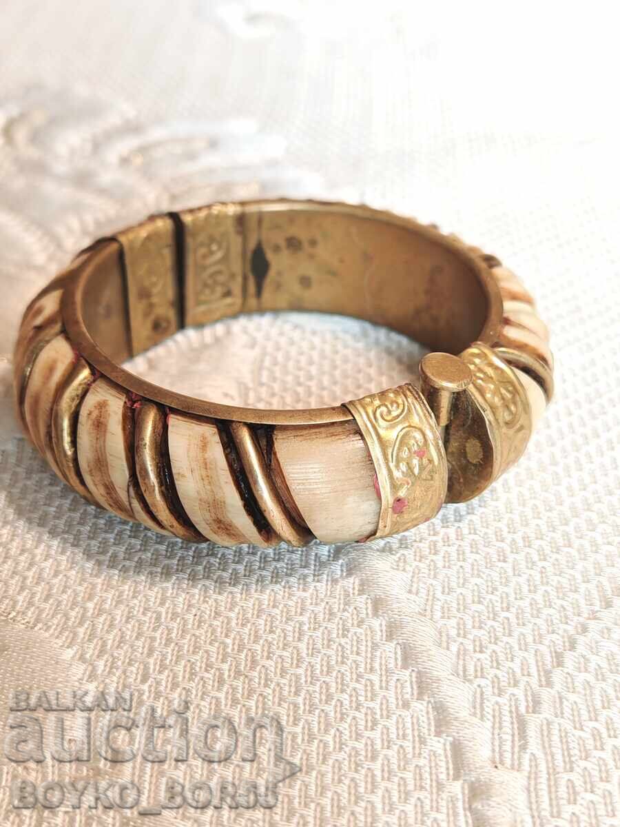 Стара Бронзова Гривна с Кост и Орнаменти