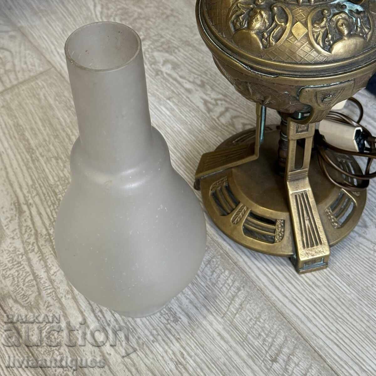 Доставка на Елегантна месингова лампа с класически дизайн