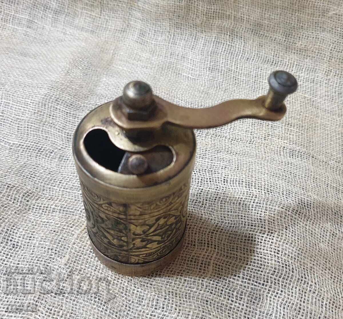 Αρχαίο μικρό ορειχάλκινο μύλο μπαχαρικών