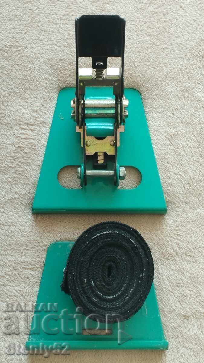 Metalna styaga, treschotka za montazh na laminat s 6 m. kolan Metalna styaga, treschotka za montazh na laminat s 6 m. kolan