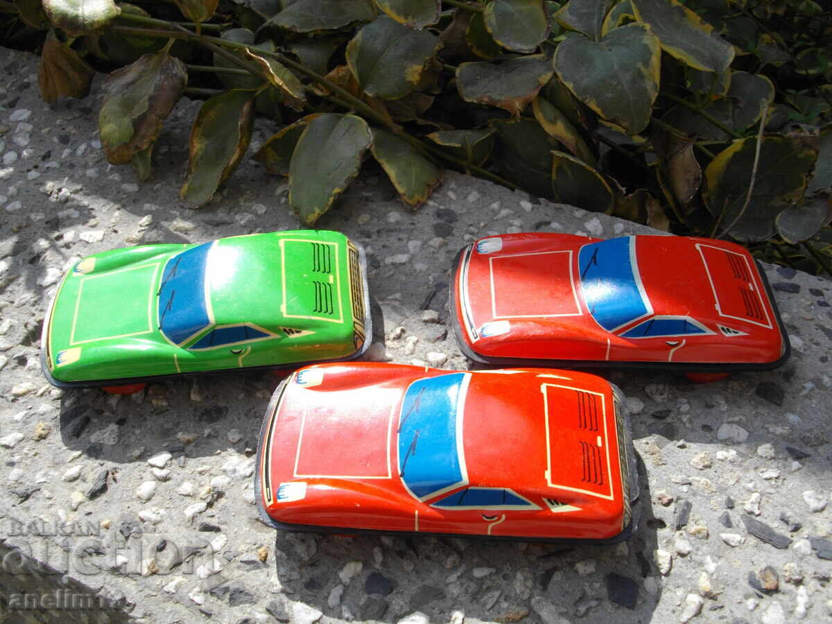 LOT DE JUCĂRII METALICE ȘI TINICHELE MAȘINUȚE cu preț € 25.00 | 48.90 BGN