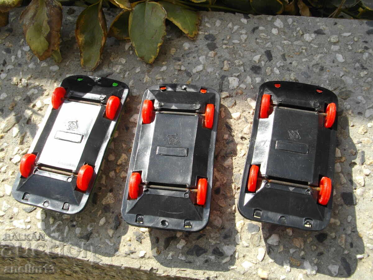 Livrarea LOT DE JUCĂRII METALICE ȘI TINICHELE MAȘINUȚE