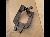 Стар кожен носач за войнишка лопатка