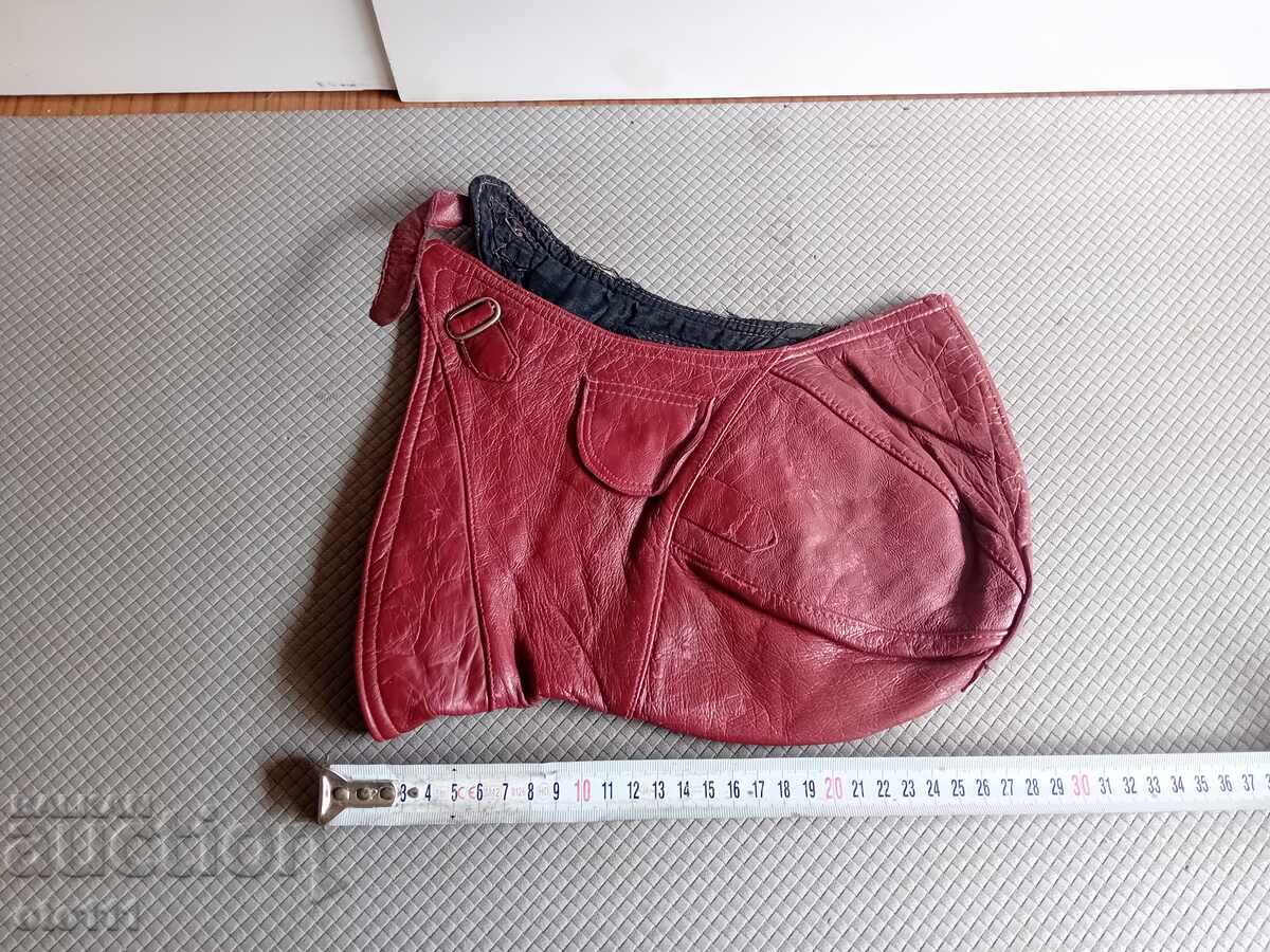 СТАРО ВОЕННО ПАРАШУТНО БОНЕ, КАСКА - WW2 с цена € 60.00 | 117.35 лв.