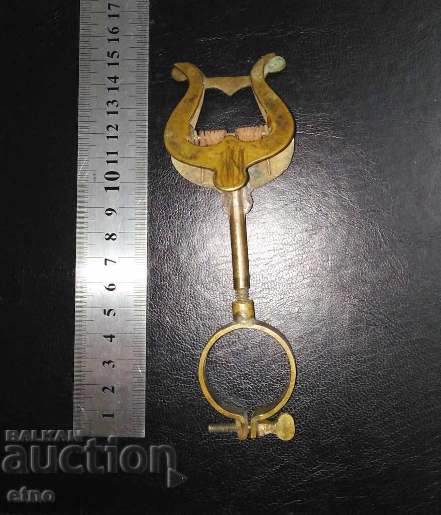 Livrarea VECHI SUPORT DE BRONZ, CLEMĂ PENTRU PARTITURĂ