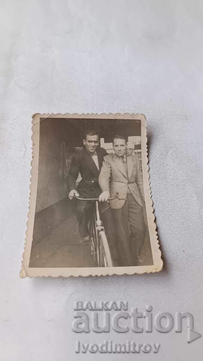 Φωτογραφία Δύο άνδρες με ένα vintage ποδήλατο