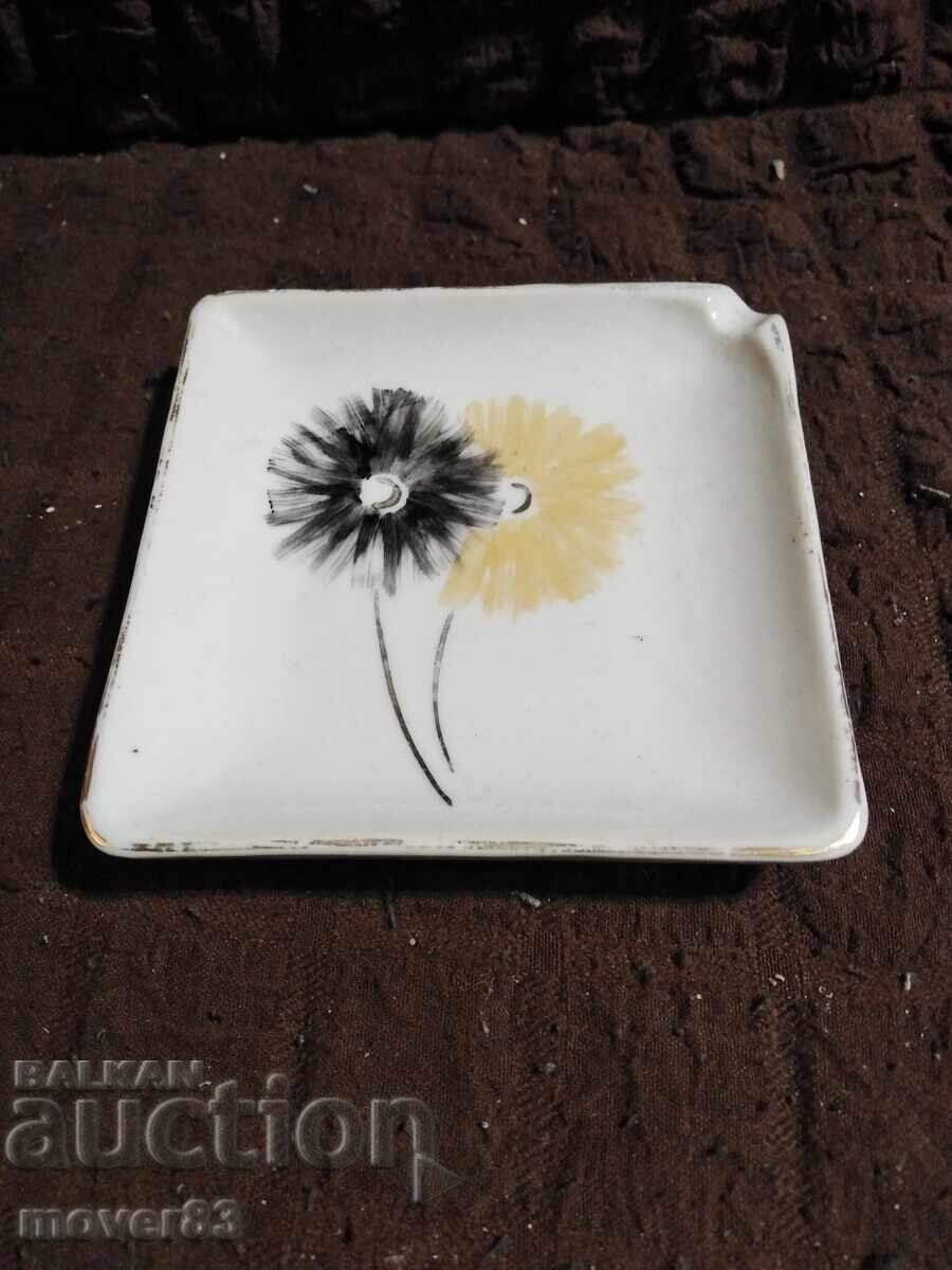 Пепелник порцеланов.