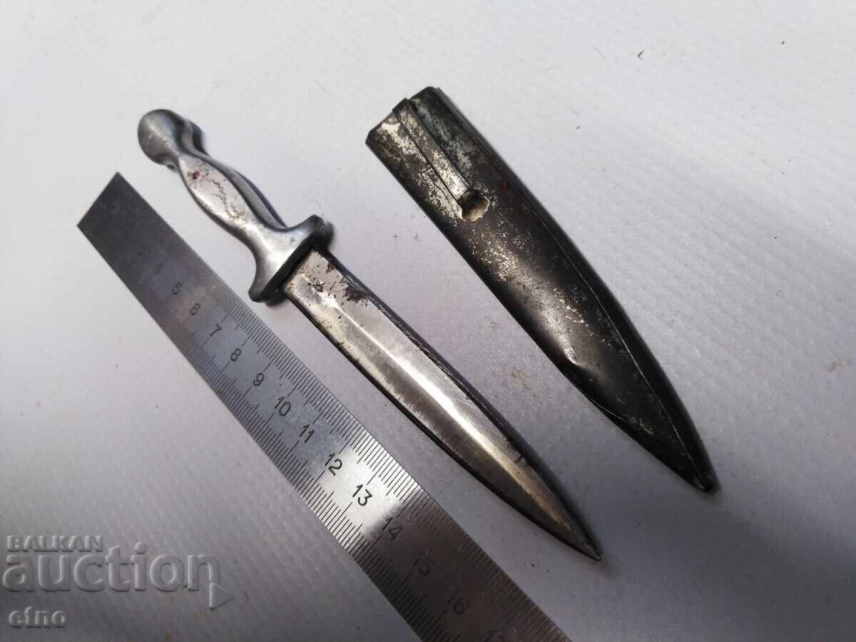 Licitație CUȚIT VECHI BULGĂRESC - SABIE CU TEACĂ DE LEMN ÎMBRĂCATĂ ÎN TABLĂ Licitație CUȚIT VECHI BULGĂRESC - SABIE CU TEACĂ DE LEMN ÎMBRĂCATĂ ÎN TABLĂ