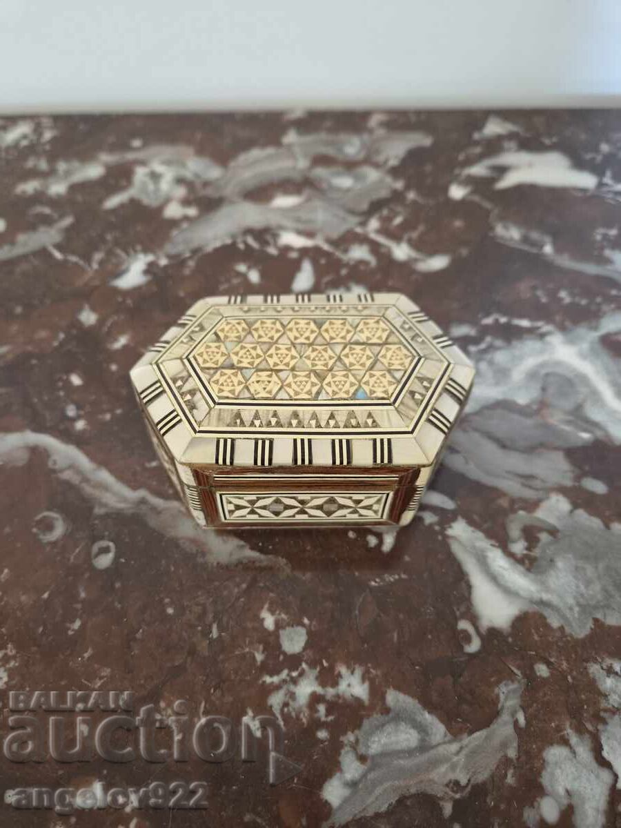 Auction  Vintage wooden jewelry box with inlay!!!