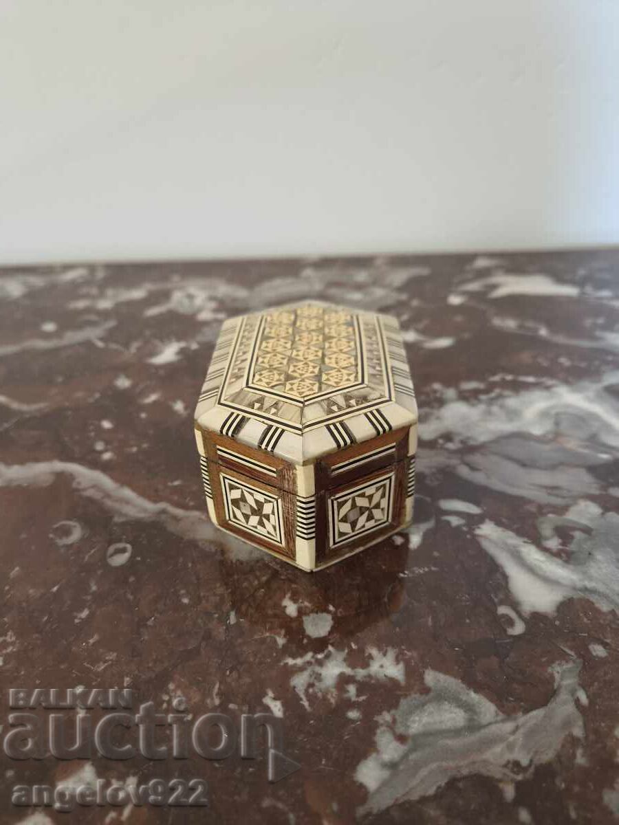 Delivery of Vintage wooden jewelry box with inlay!!!