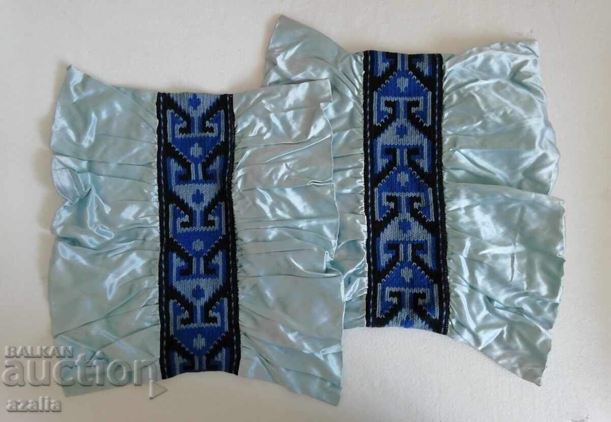 Delivery of 2 embroidered covers, handmade