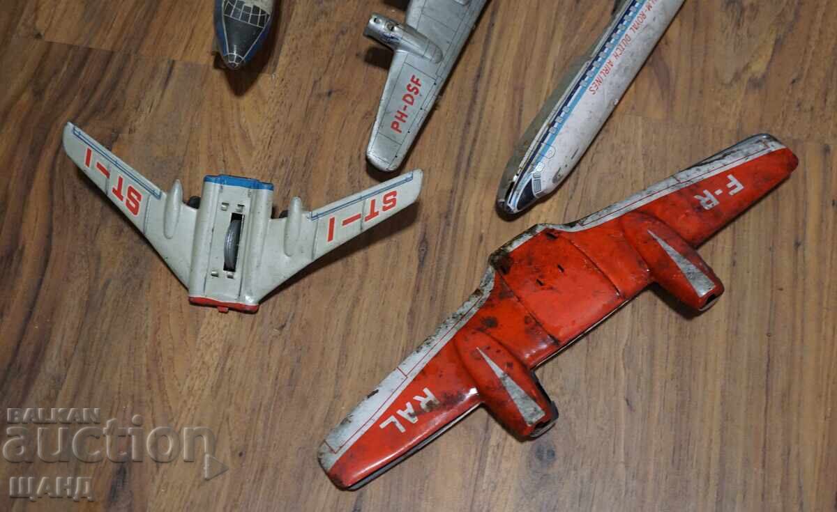 LOT DE JUCĂRII VECHI DIN METAL PENTRU PIESE AVION, ARIPI cu preț € 10.45 | 20.44 BGN