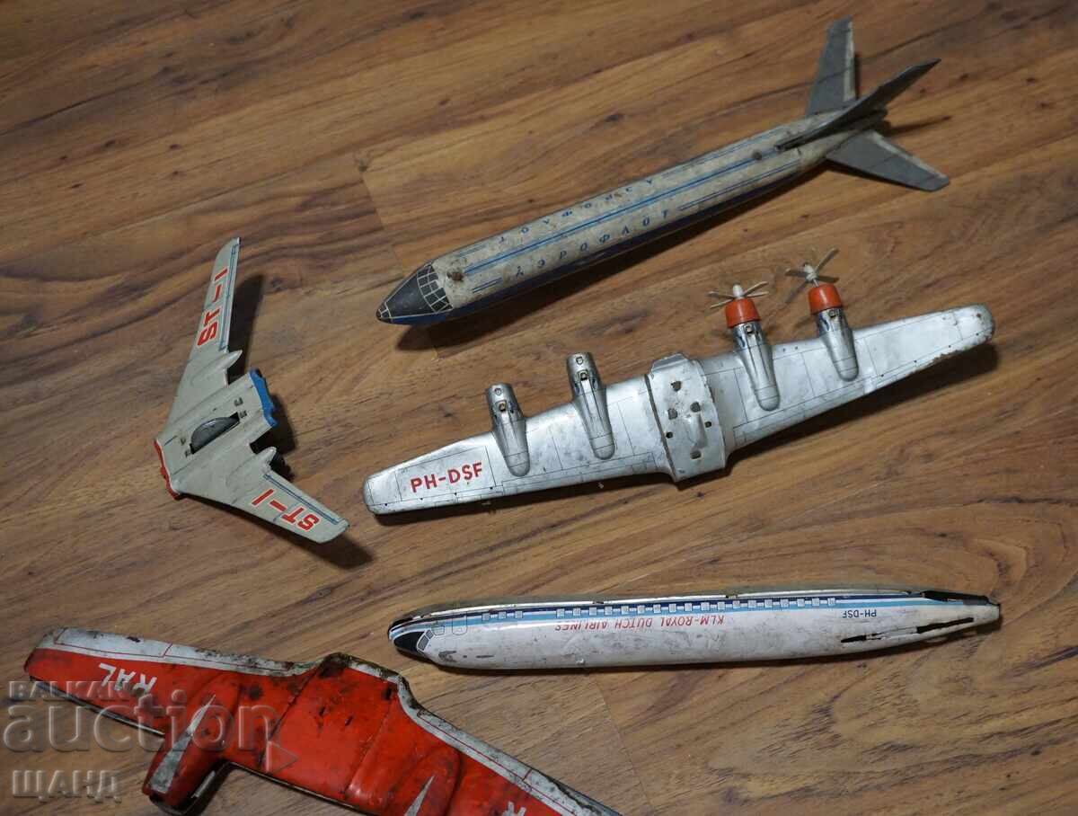 Licitație LOT DE JUCĂRII VECHI DIN METAL PENTRU PIESE AVION, ARIPI