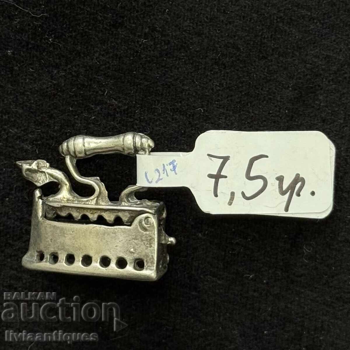 Licitație Miniatură argintie în formă de fier de călcat retro Licitație Miniatură argintie în formă de fier de călcat retro