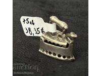 Miniatură argintie în formă de fier de călcat retro