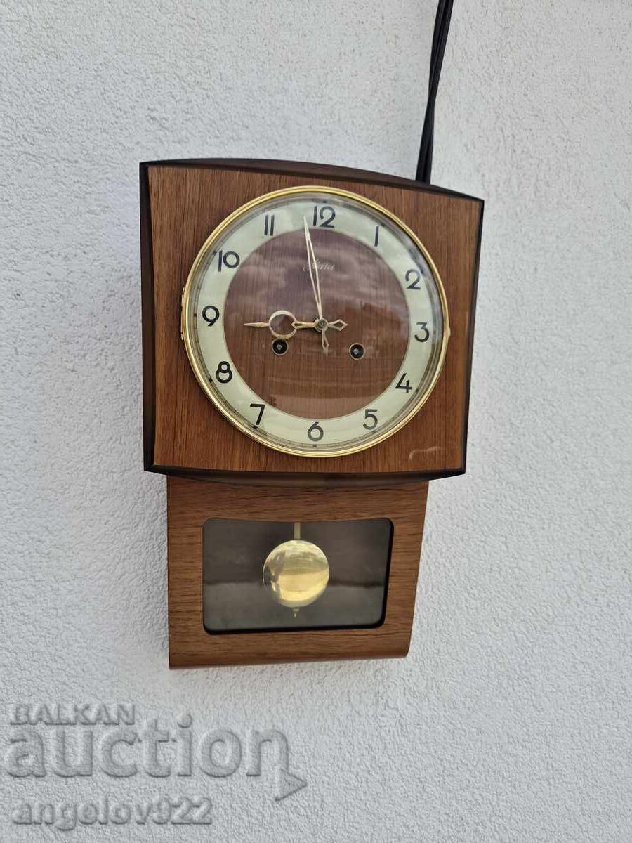 Немски стенен часовник FRANZ HERMLE РАБОТЕЩ с цена € 2.50 | 4.89 лв. Немски стенен часовник FRANZ HERMLE РАБОТЕЩ с цена € 2.50 | 4.89 лв.