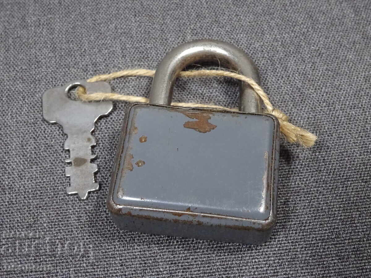 VECHI LACĂT RETRO CU CHEIE TOKOZ 45 CEHOSLOVAKIA cu preț € 10.00 | 19.56 BGN