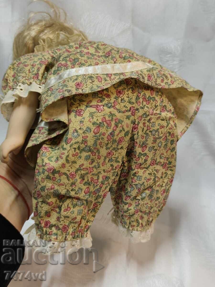 Licitație PĂPUȘĂ VECHE DE PORCELAN