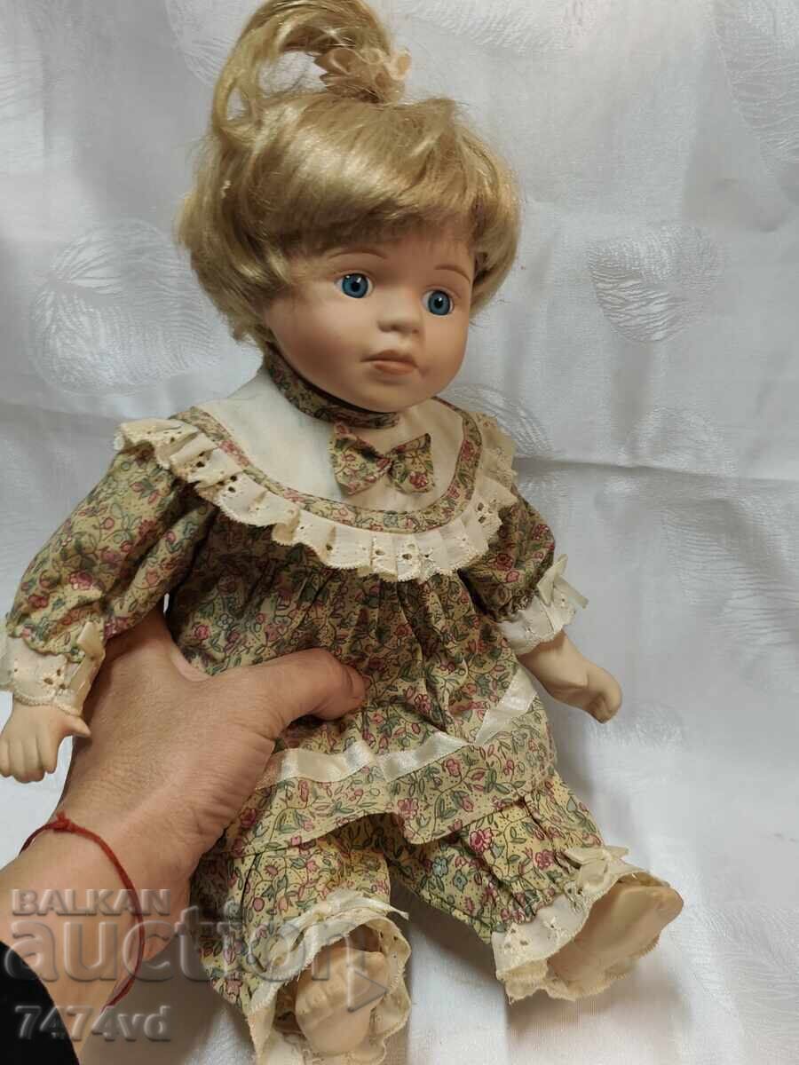 Livrarea PĂPUȘĂ VECHE DE PORCELAN