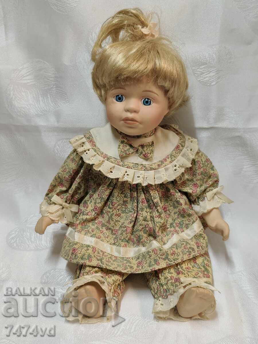 PĂPUȘĂ VECHE DE PORCELAN