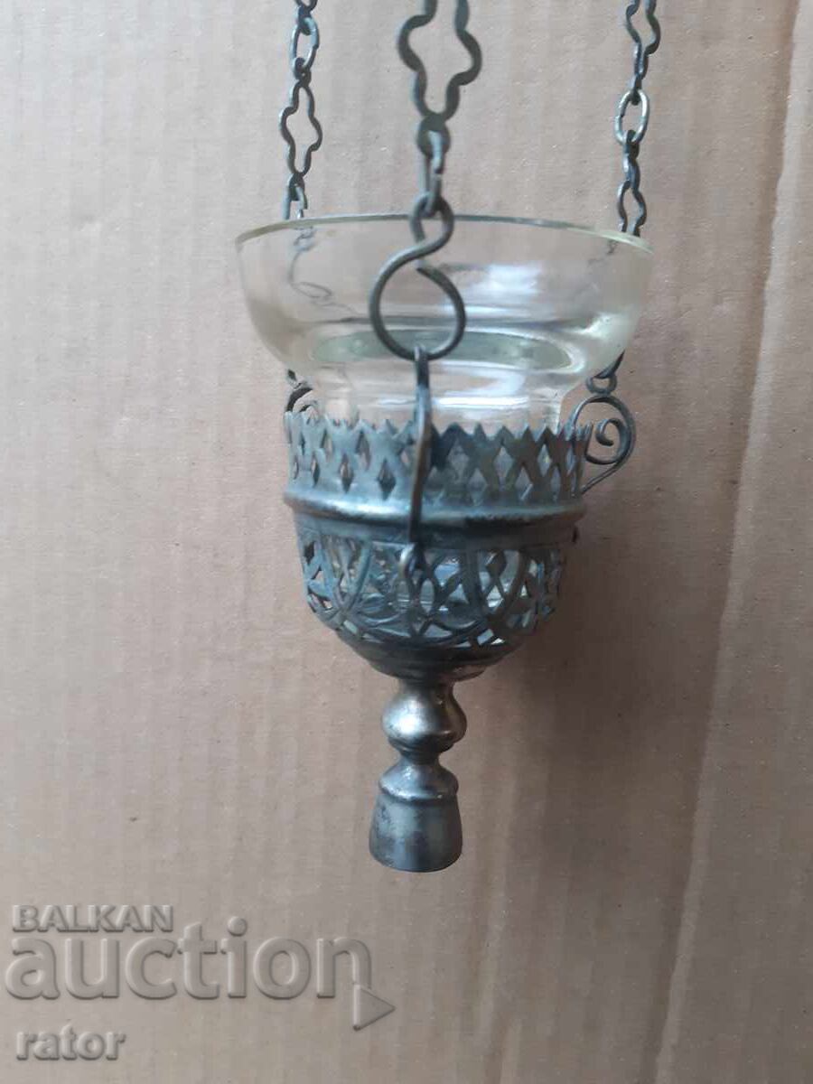 Аукцион Много старо домашно метално кандило с чашка Аукцион Много старо домашно метално кандило с чашка