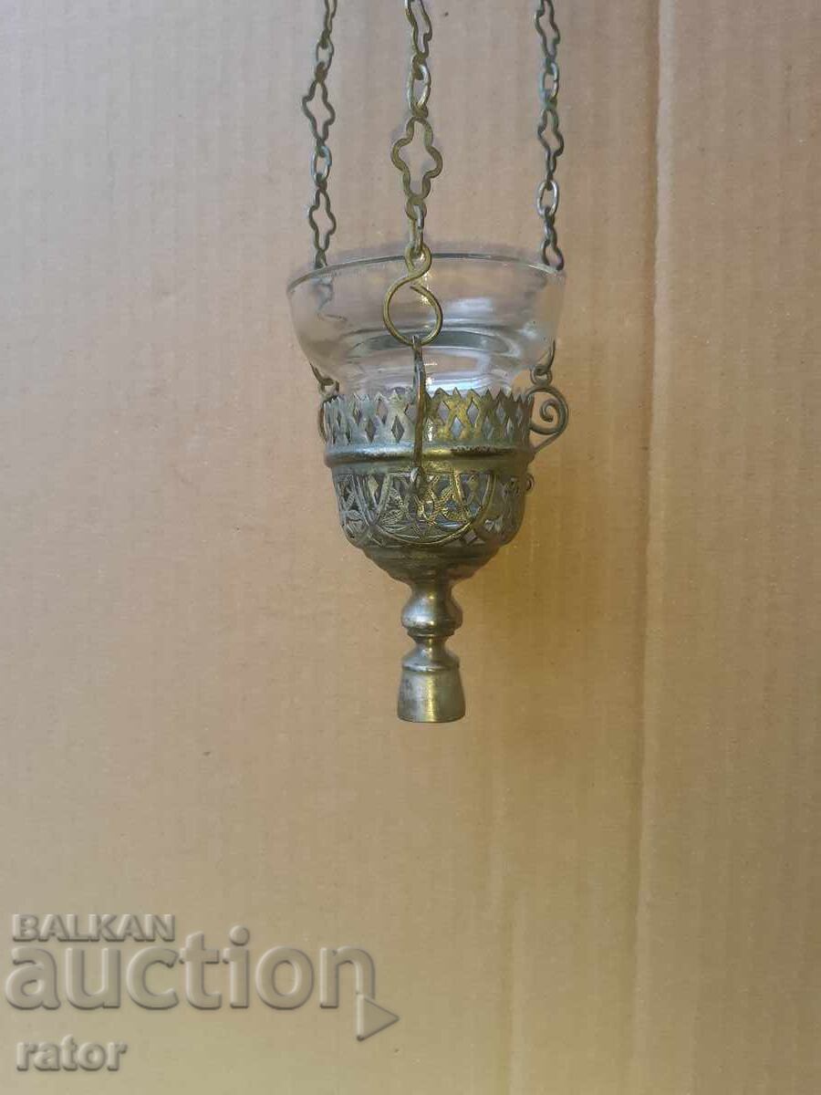 Доставка на Много старо домашно метално кандило с чашка Доставка на Много старо домашно метално кандило с чашка